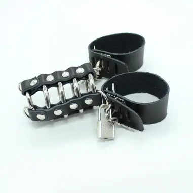 OHMAMA FETISH - JAULA PENE CON ANILLAS METALICAS Y CORREAS PIEL 